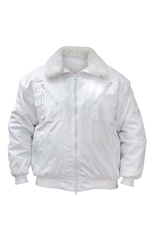 Ein Mann in einer signalgelb-schwarzen Korntex-Pilotenjacke steht vor einem Gebäude