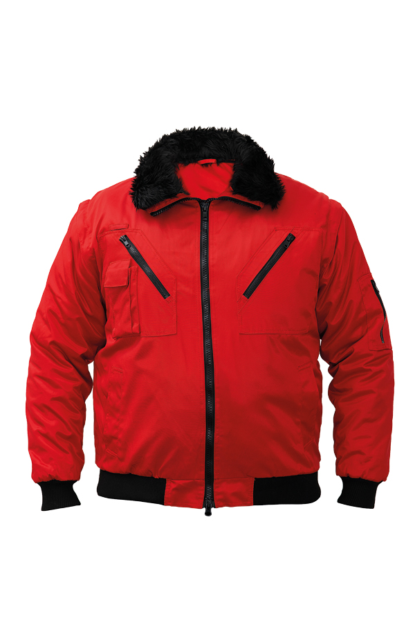 Ein Mann in einer signalgelb-schwarzen Korntex-Pilotenjacke steht vor einem Gebäude