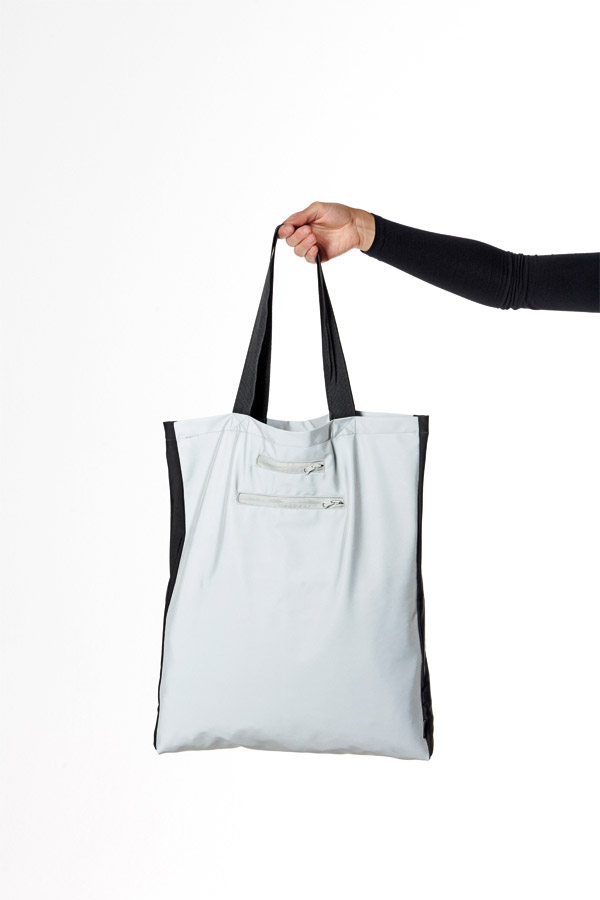 Frau trägt eine silberne Korntex-Shopping-Bag in einem Park