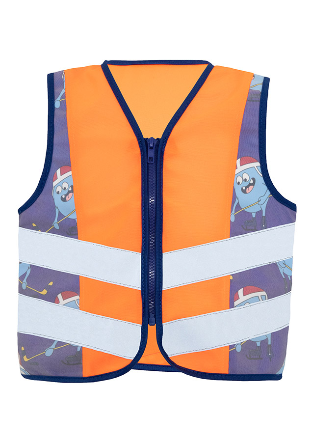 Kind in einer signalorangenen Korntex-Warnweste mit Eishockey-Muster auf einem Spielplatz