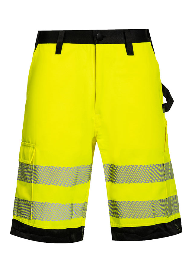 Erwachsener trägt unter anderem eine signalgelbe Korntex-Shorts mit schwarzen Partien in einem industriellen Umfeld